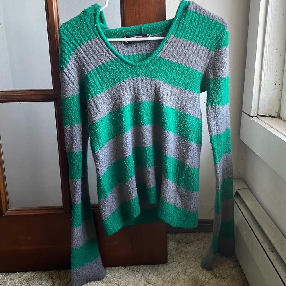 Super cute striped sweater great for interviews or family gatherings! Size XL